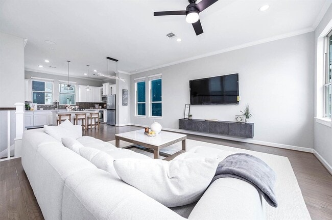 Building Photo - 2022 Groveland Glen Dr