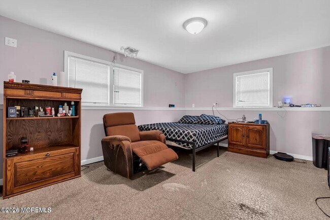 Building Photo - 518 River Dr