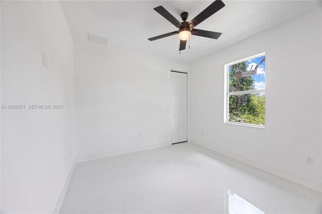 Building Photo - 3111 W 17th St