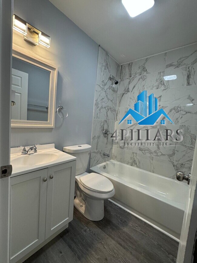 Building Photo - 3904 Deodar St