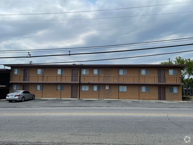 Building Photo - 805 W Hallmark Ave