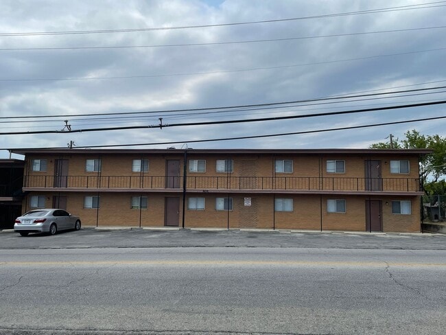 Building Photo - 805 W Hallmark Ave