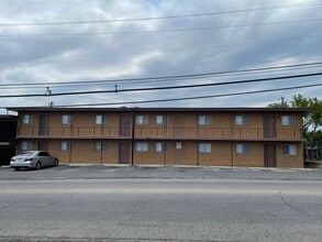 Building Photo - 805 W Hallmark Ave