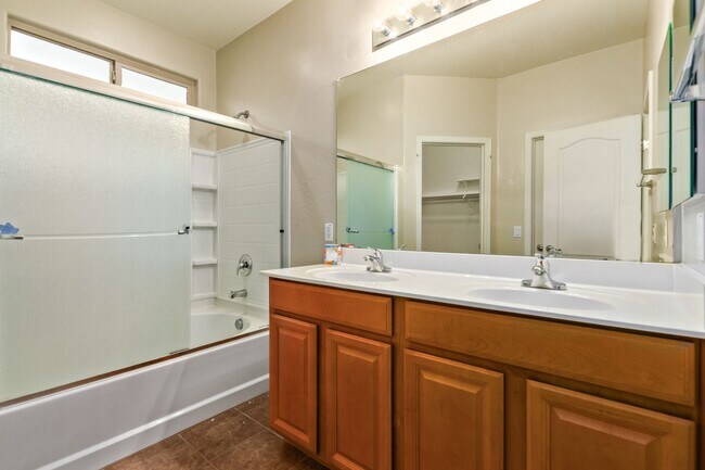 Building Photo - Attractive 3 bed, 2 bath home