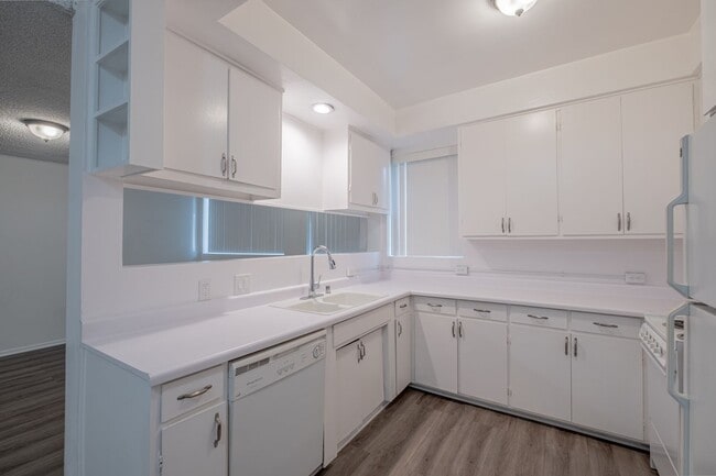 Building Photo - Spacious 1 bed 1 bath apartment in Santa Monica! ** 1 GARAGE PARKING SPACE INCLUDED!**