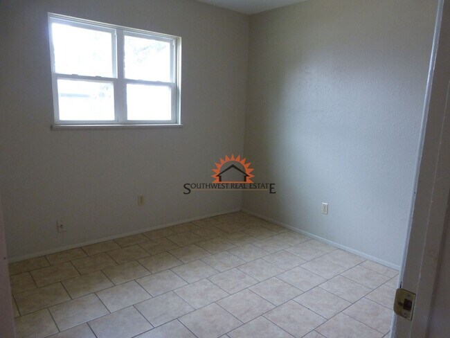Building Photo - Cute 3 bedrooms 2 bath home 1 car garage
