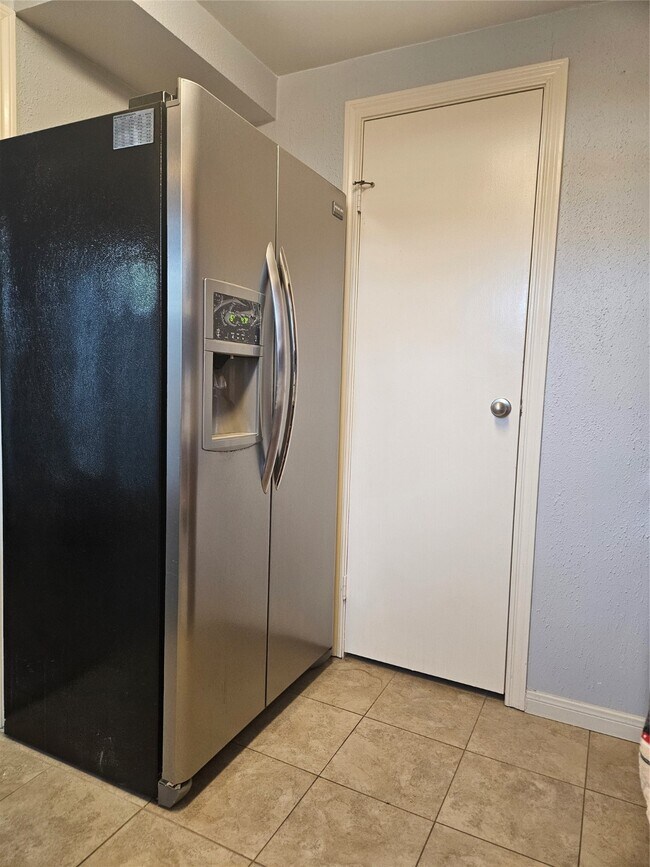 Building Photo - 11710 Southlake Dr