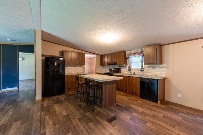 Building Photo - 636 South St