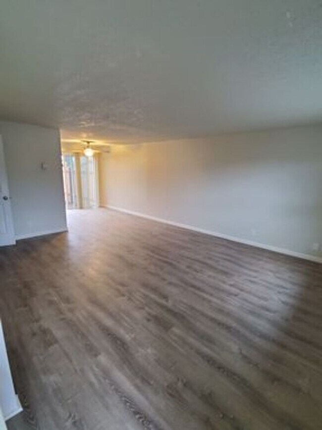 Building Photo - Fully Remodeled 3 Bedroom Townhome!
