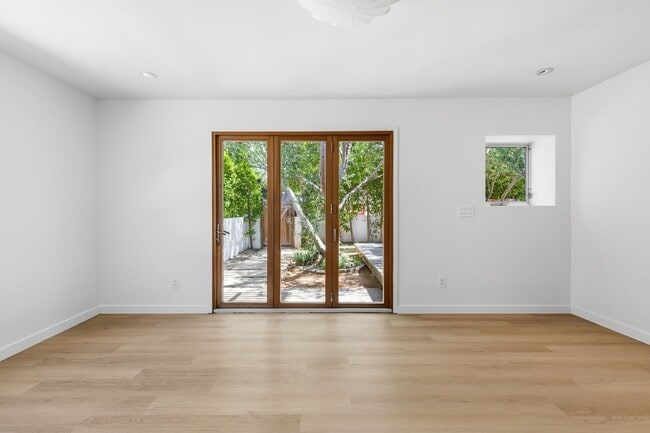 Building Photo - Amazing Del Rey House Available