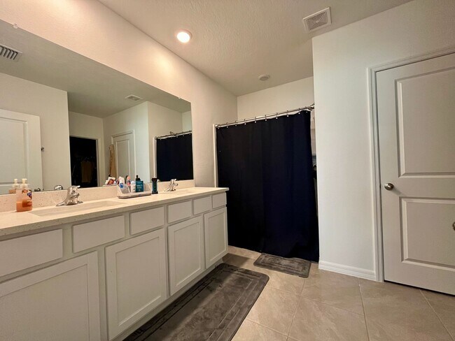 Building Photo - Beautiful New Build!