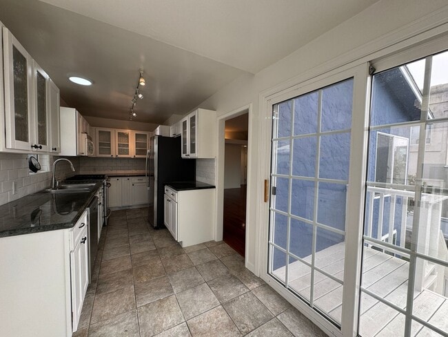 Building Photo - Stunning 2 Bedroom and 2 Bathroom Back House Available Now!