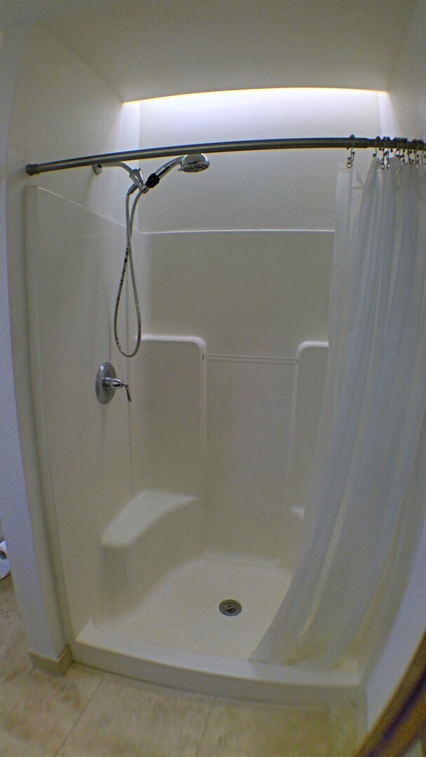 Building Photo - R00164