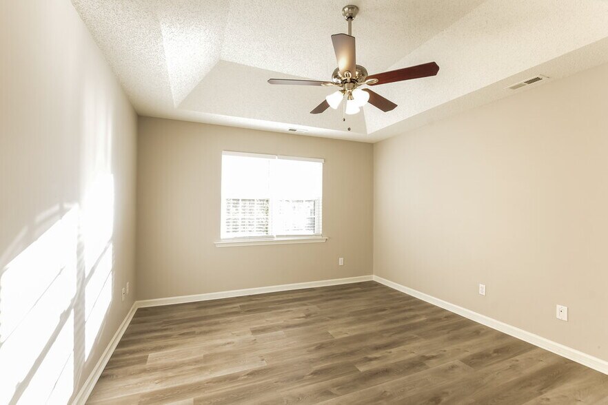 Building Photo - 4020 River Falls Dr