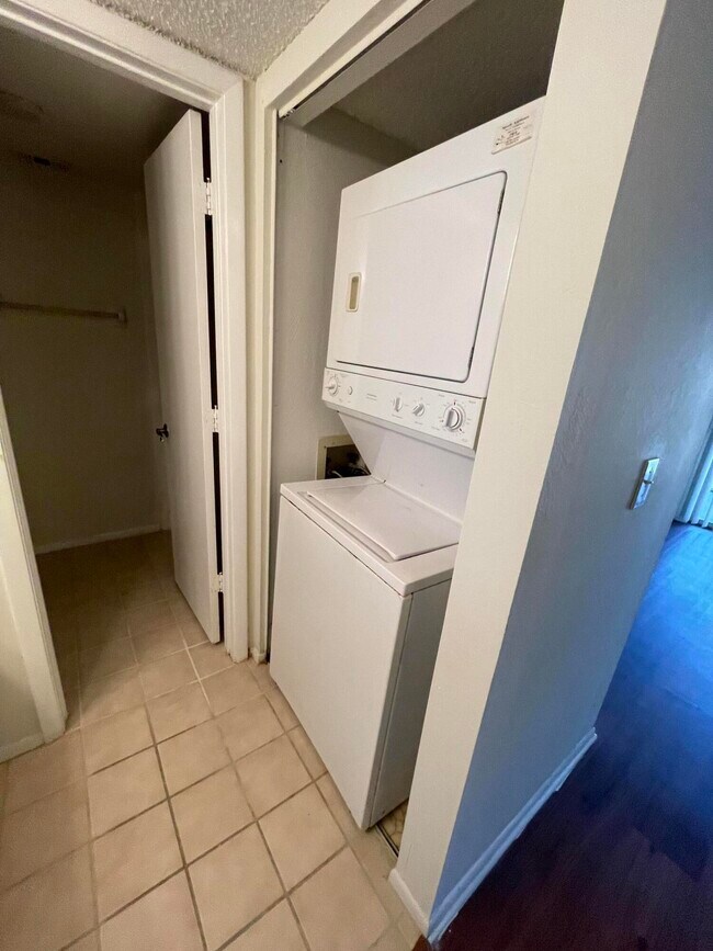 Building Photo - 1550 SE Royal Green Cir