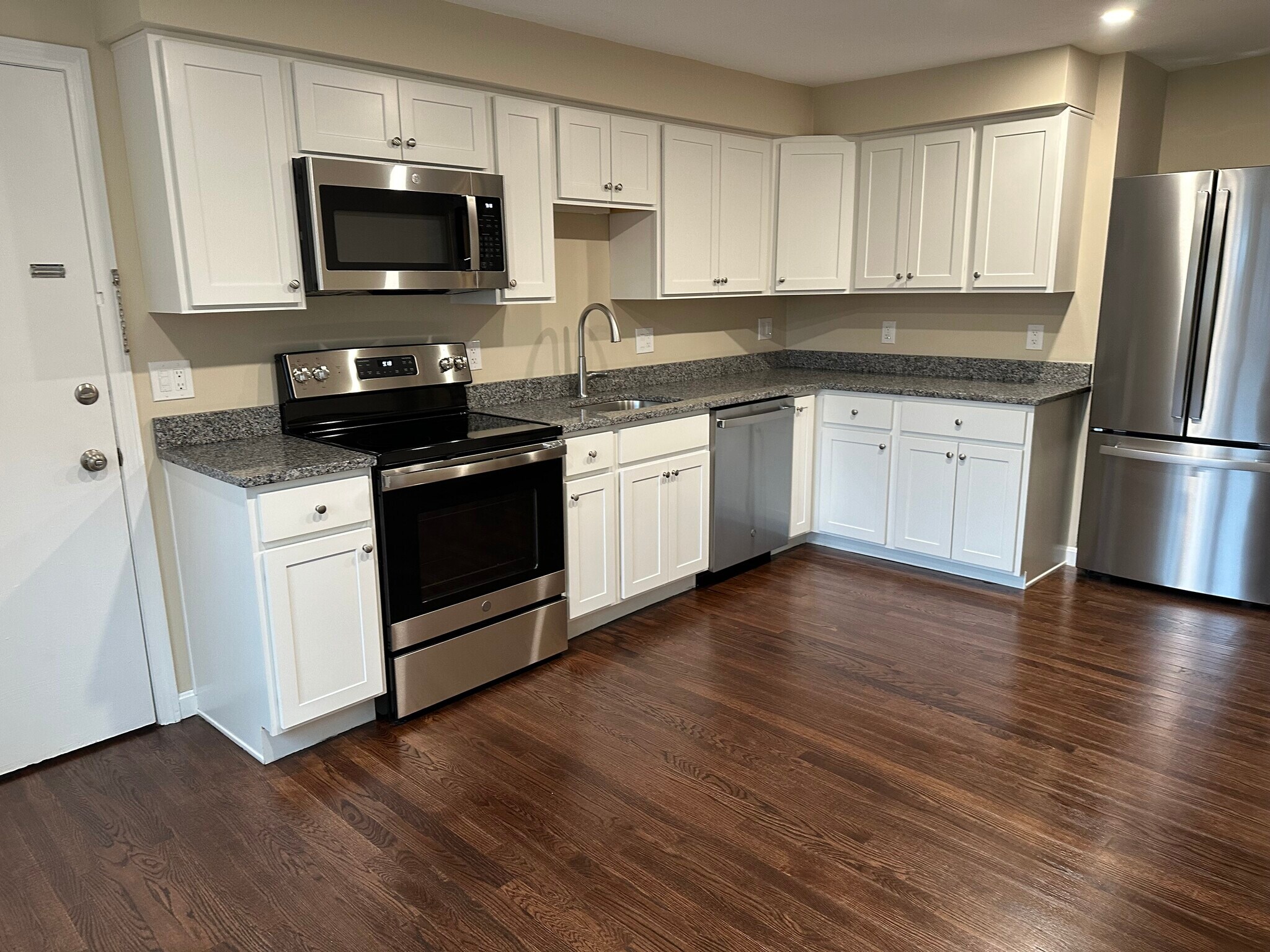 unit 2 kitchen pic2 - 75 Wales St