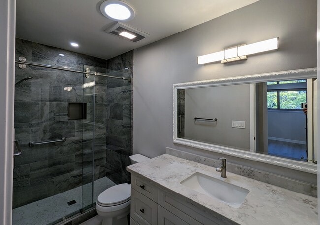 Hall Bathroom - 28126 Ridgethorne Ct