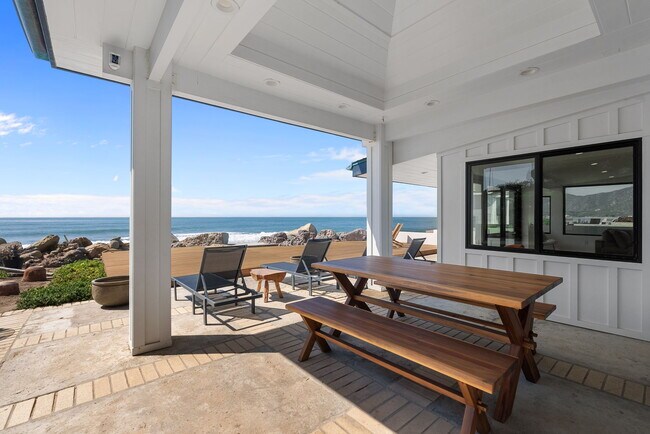 Building Photo - 2988 Solimar Beach Dr