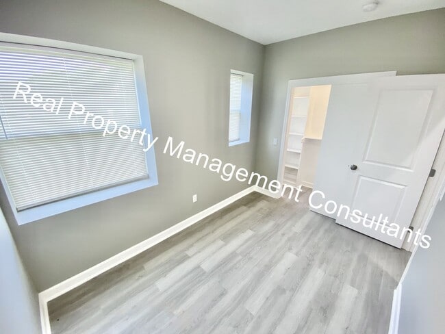 Building Photo - Renovated 3-Bedroom Home! Deposit Free Living Available via Obligo