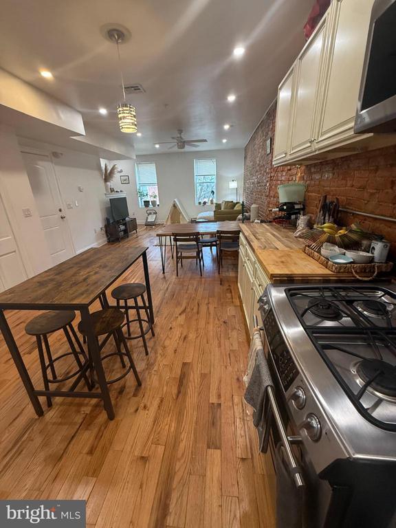 Building Photo - 2005 N Mascher St