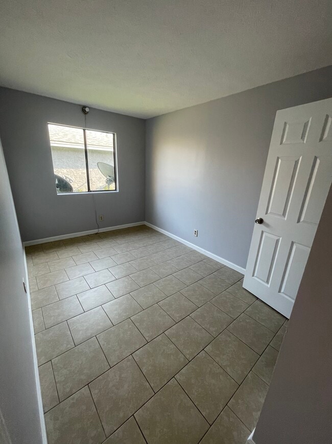 Building Photo - 715 W 13th St