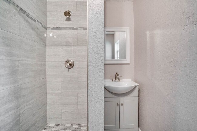 Building Photo - Updated 3/2 Pool Home in Apopka in the Mt. Plymouth Lakes Area