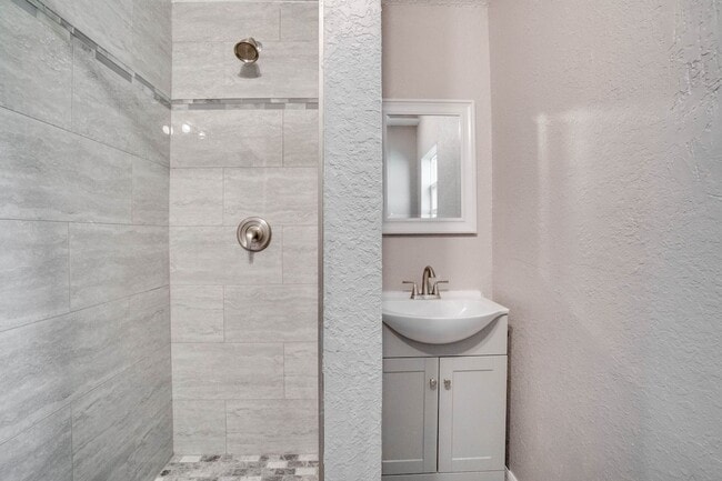 Building Photo - Updated 3/2 Pool Home in Apopka (Mt. Plymo...