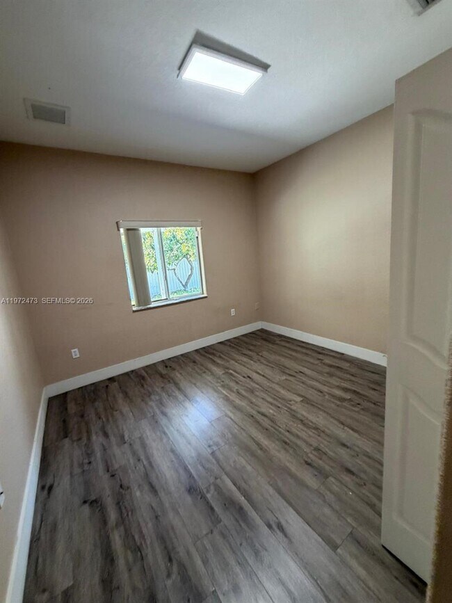 Building Photo - 718 SE 12th Ter