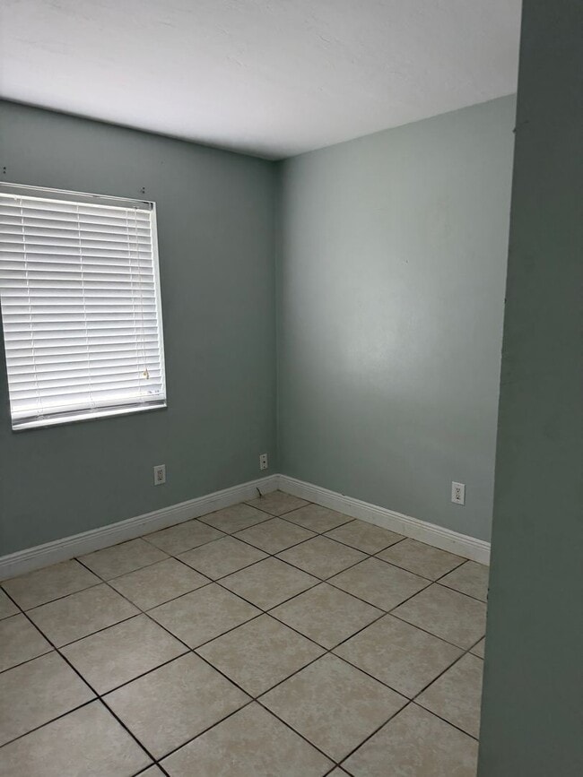 Building Photo - Three bedrooms one bath Deltona