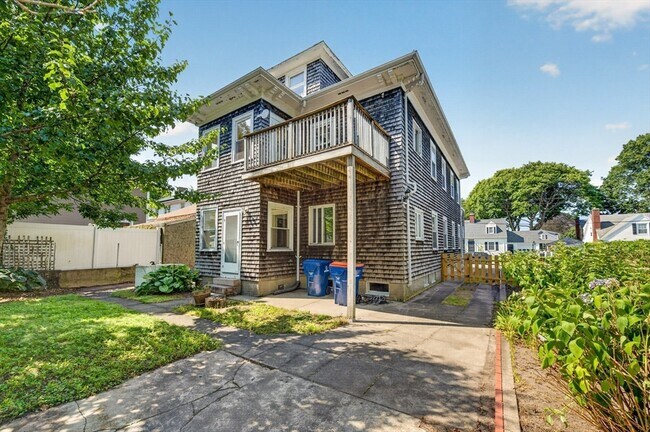 Building Photo - 370 Maple St