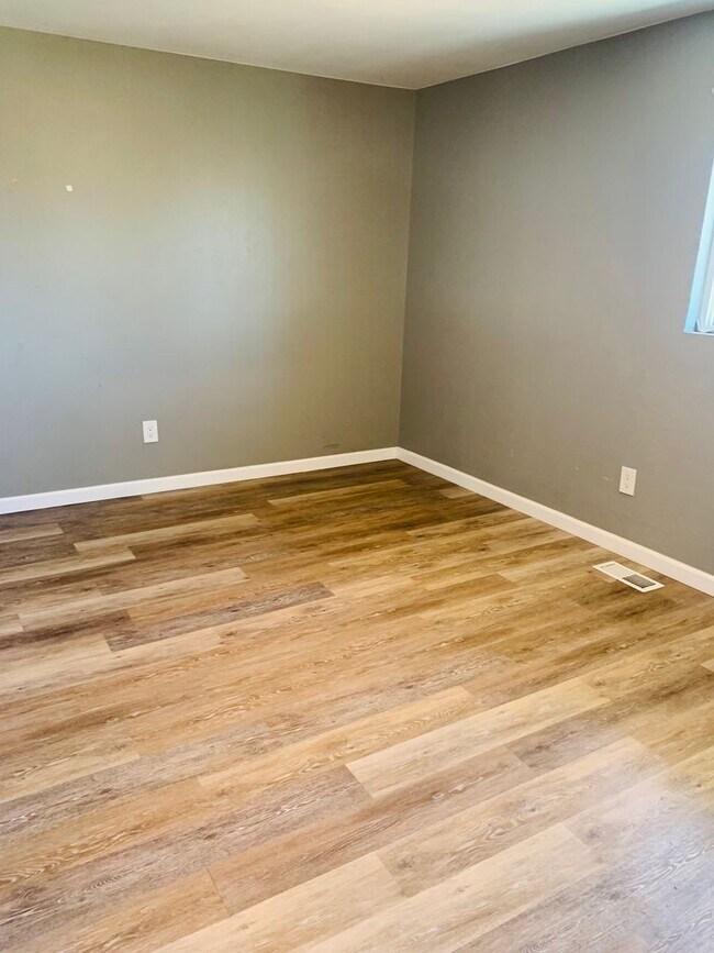 Building Photo - Updated 2 Bedroom 1.5 Bath in Westminster