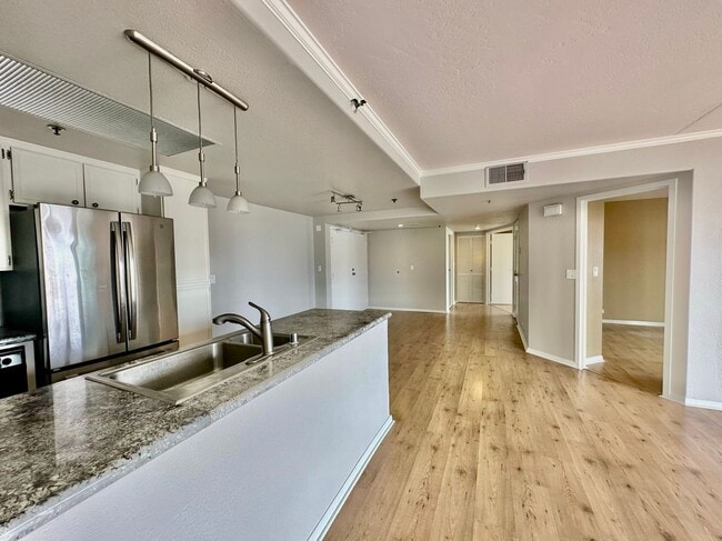 Building Photo - Stunning 2BD/2BA Condo in Downtown! With Parking and Washer/Dryer!