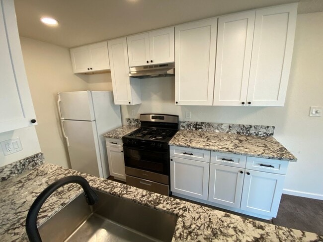Building Photo - Remodeled 2 bedroom 1 bath townhouse