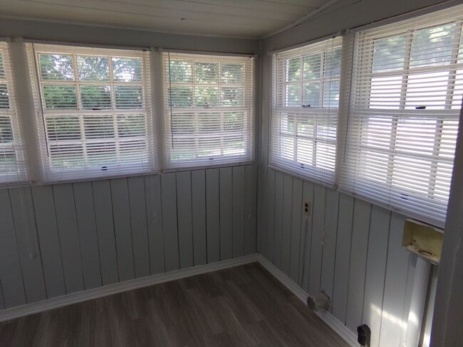 Building Photo - Charming Three Bedroom Home- Newly remodled Kitchen