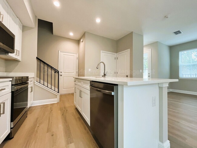 Building Photo - 2220 S Bumby Ave