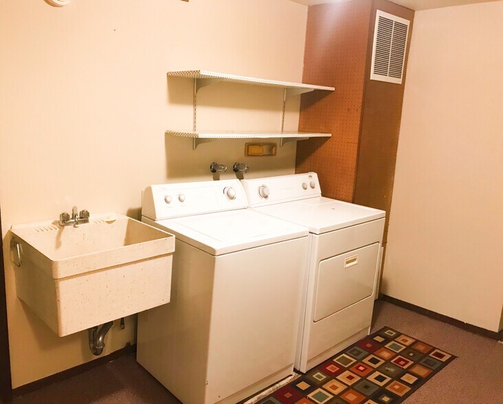 Building Photo - 721 W Bowling Rd