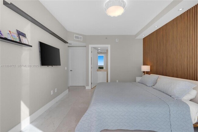 Building Photo - 2711 S Ocean Dr