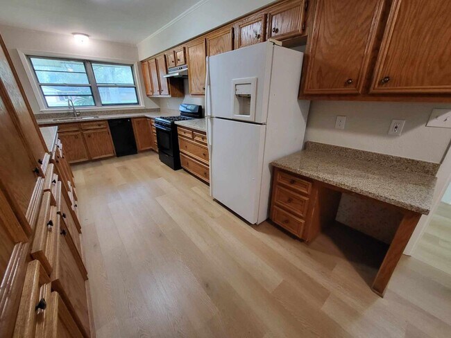 Building Photo - 706 Maple St