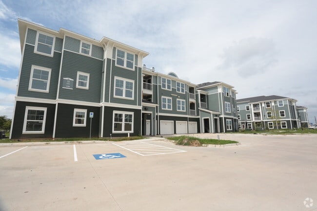 Building Photo - Southfork Lake