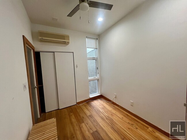 Building Photo - 1886 4BR 2BA Townhouse Duplex Renovated by...