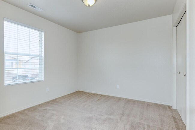 Building Photo - 4 Bedroom 2.5 Bath Two Story Home_Pet Friendly!