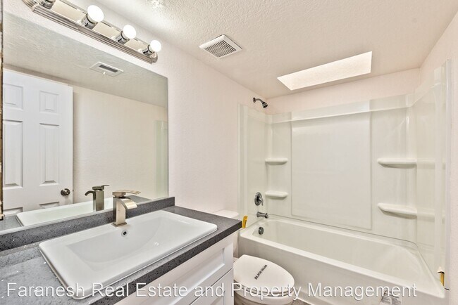 Building Photo - 2 br, 2 bath House - 2100 Venus Ave #C