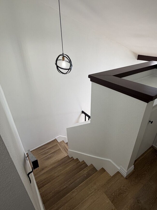 Building Photo - Updated modern townhouse 3 bed 1.5 bath