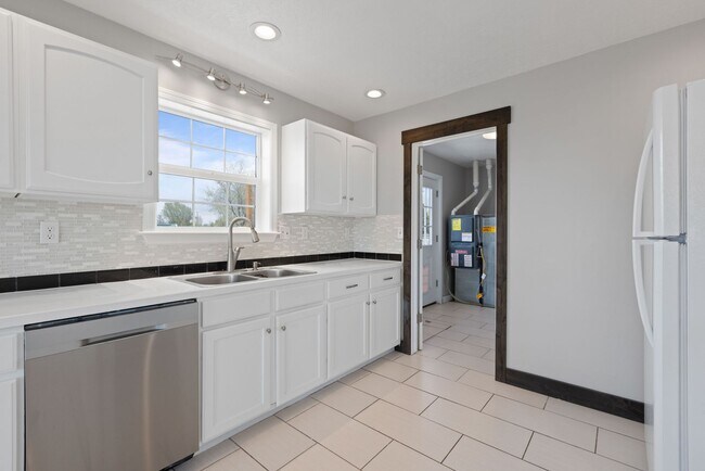 Building Photo - 4 bed 2 bath Home in Idaho Falls