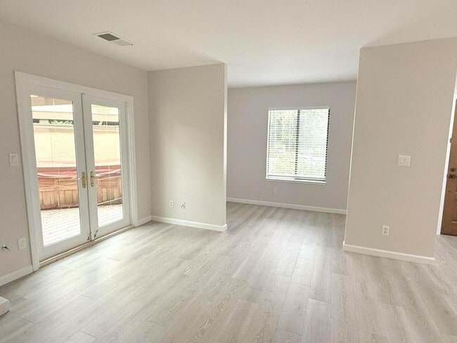 Building Photo - Excellent Location! Near BART, Downtown! Main Chance Estates Townhouse