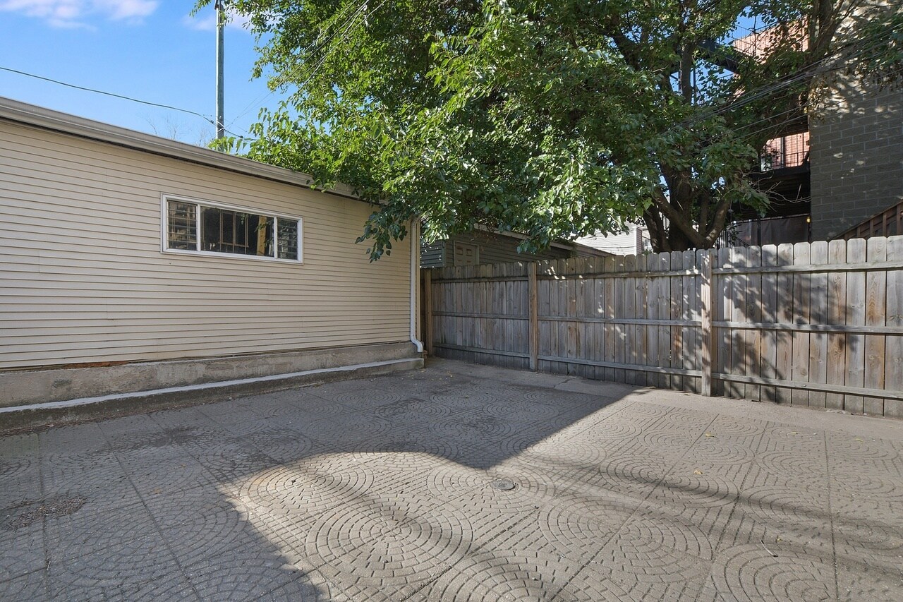 Building Photo - 3212 N Kenmore Ave