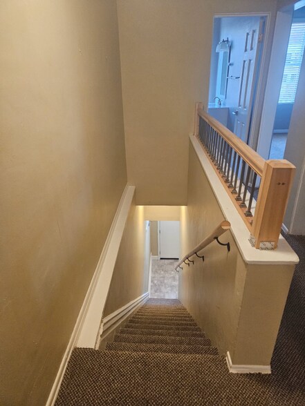 Building Photo - 325 W Main St