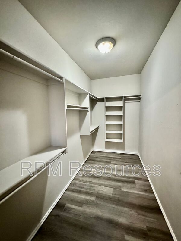 Building Photo - 113 Bison Ct Way