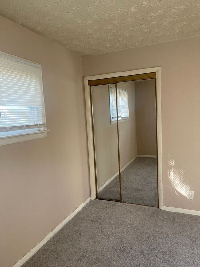 Building Photo - Charming ranch in wonderful neighborhood