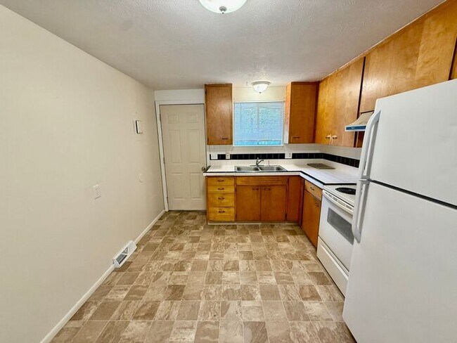 Building Photo - 2 Bedroom Ranch Duplex Near Downtown Loveland! Quiet neighborhood with Fenced Private Yard!